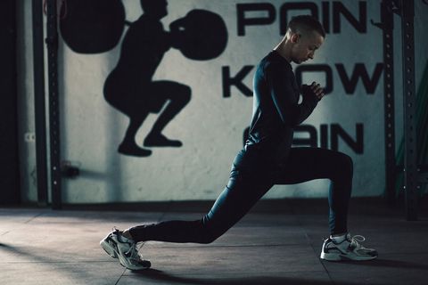 Hombre realizando calentamiento powerlifting